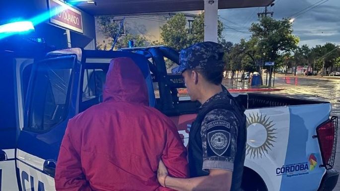 Iban en moto en la madrugada, los frenaron y tenían cocaína y balanza