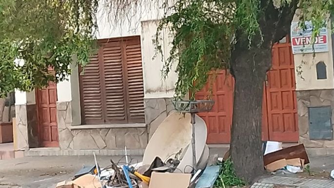 Arrojan basura ante una casa
