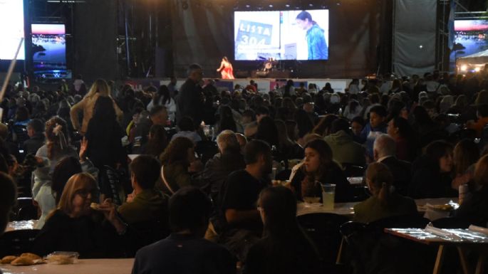 Miles de personas disfrutan de la Fiesta de las Colectividades