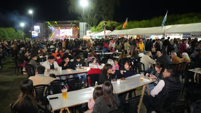Miles de personas disfrutan de la Fiesta de las Colectividades
