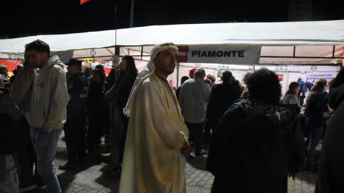 Miles de personas disfrutan de la Fiesta de las Colectividades