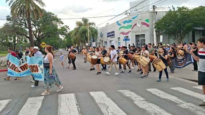 Se llevó a cabo la 23ª Marcha de los Bombos y otros talleres en el Favio