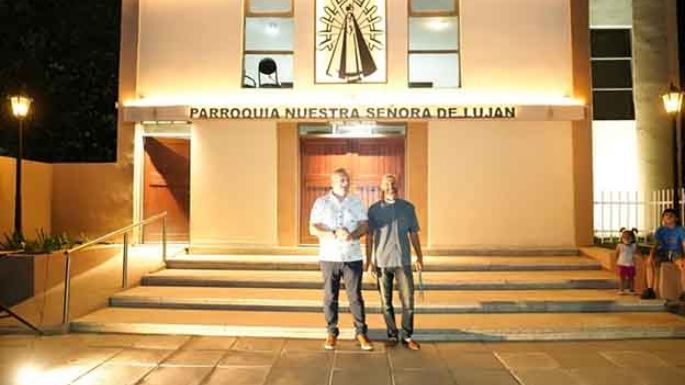 Quedó renovado e iluminado el frente de la parroquia de Luján