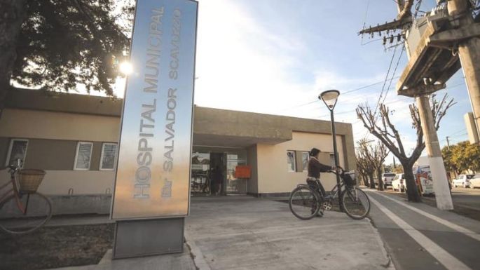 Un hombre se disparó en la cabeza y, manando  sangre, tomó una silla y se sentó en la vereda