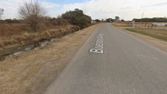 Un vehículo con tres personas despistó y cayó a una zanja