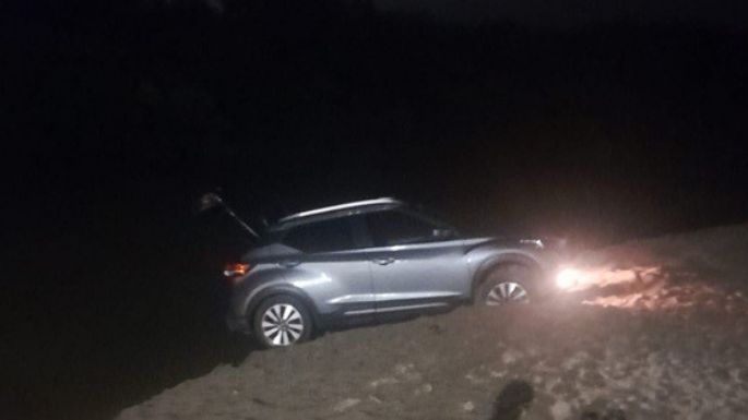 Un auto cayó al río y otro a una zanja