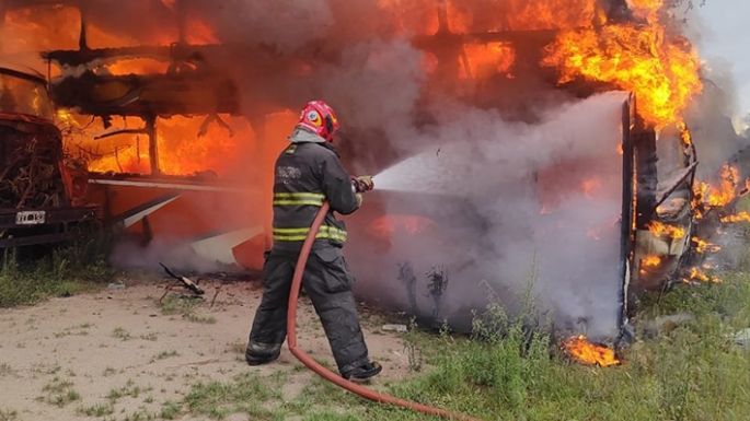 Se incendiaron un camión y cinco colectivos en desuso