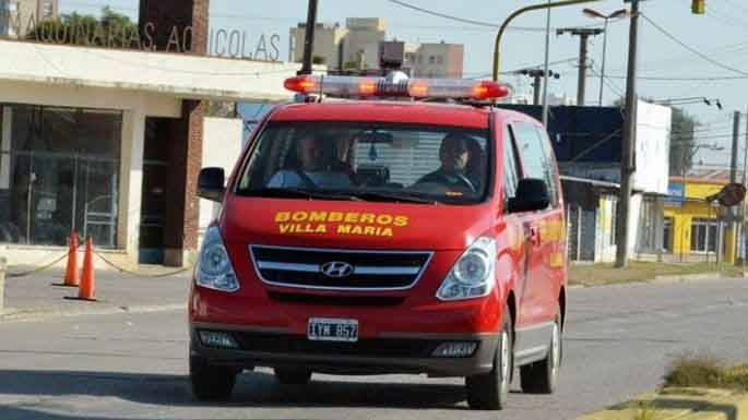 Chocó en moto contra un auto