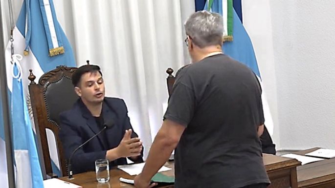 “Apagá el micrófono”, le dijo un vecino al presidente del Concejo