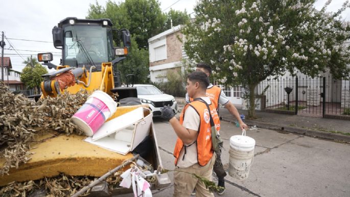 Operativo ambiental en barrio Parque General Paz para eliminar posibles criaderos de dengue