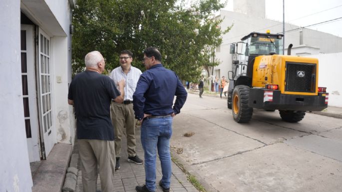 Operativo ambiental en barrio Parque General Paz para eliminar posibles criaderos de dengue