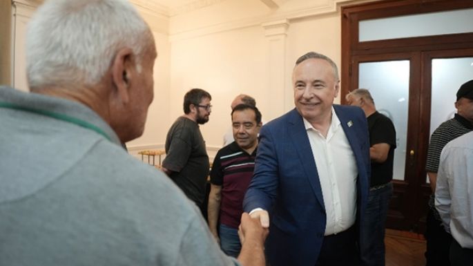 Funcionarios con la prensa