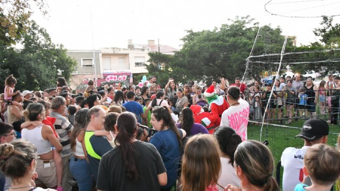 Niños y niñas disfrutaron una tarde con Papá Noel y El Grinch