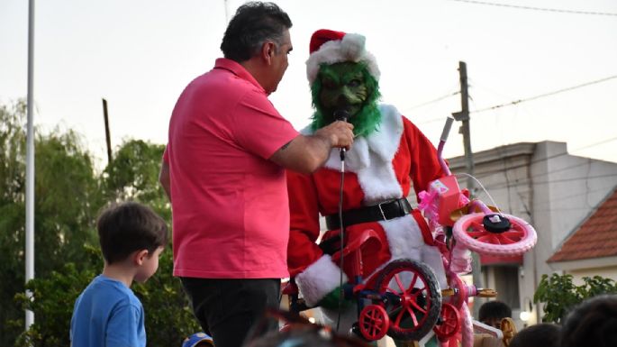 Niños y niñas disfrutaron una tarde con Papá Noel y El Grinch