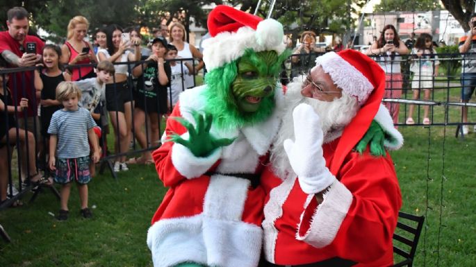 Niños y niñas disfrutaron una tarde con Papá Noel y El Grinch