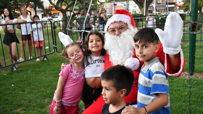 Niños y niñas disfrutaron una tarde con Papá Noel y El Grinch