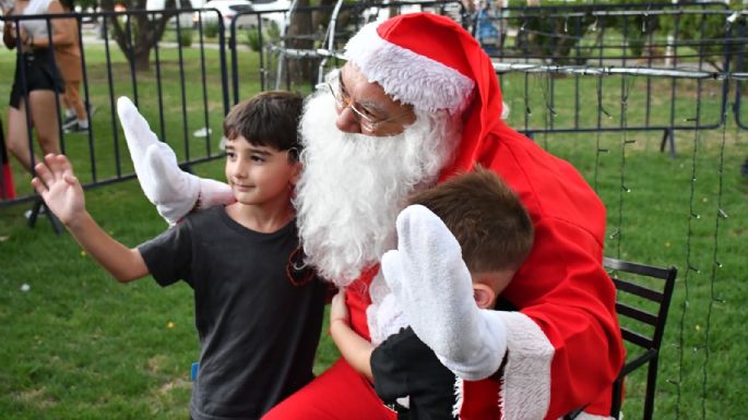 Niños y niñas disfrutaron una tarde con Papá Noel y El Grinch