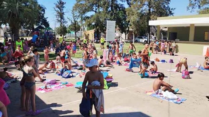 La Escuela Municipal de Verano celebró en la pileta comunitaria