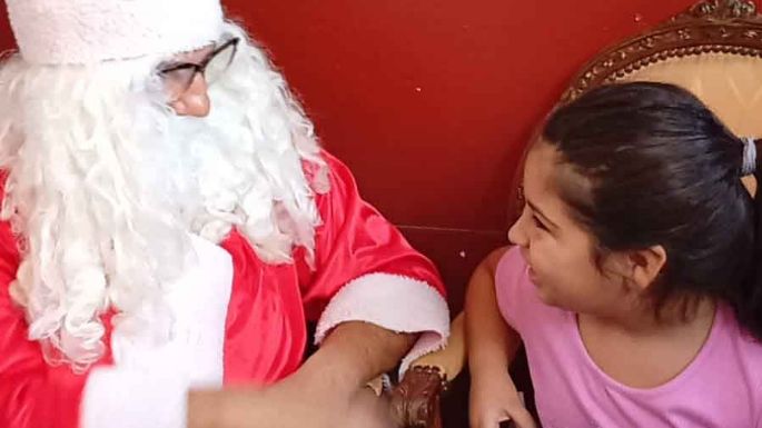 Papá Noel se hizo un chequeo y se emocionó con los niños