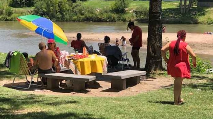 Las playas y el río explotaron de visitantes este domingo