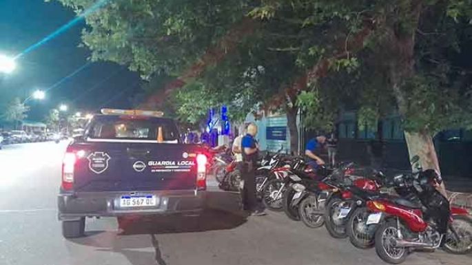 Otras 41 motos y 2 autos fuera de circulación y clausura de un kiosco