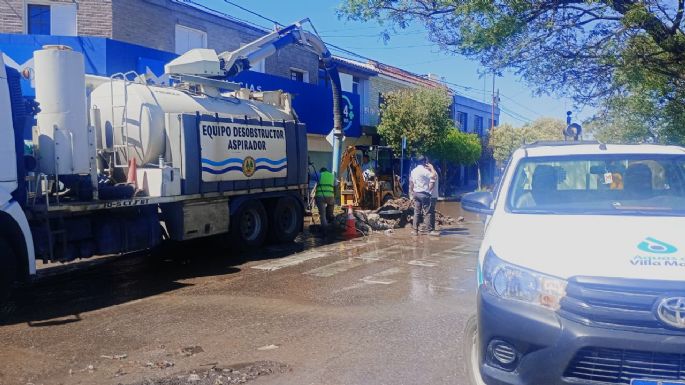 Intervienen en una cañería de gran magnitud en el cruce de dos bulevares