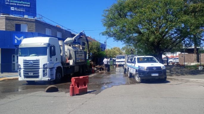 Intervienen en una cañería de gran magnitud en el cruce de dos bulevares