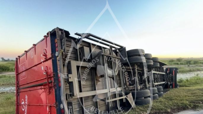 Un camión con acoplado volcó sobre la autopista