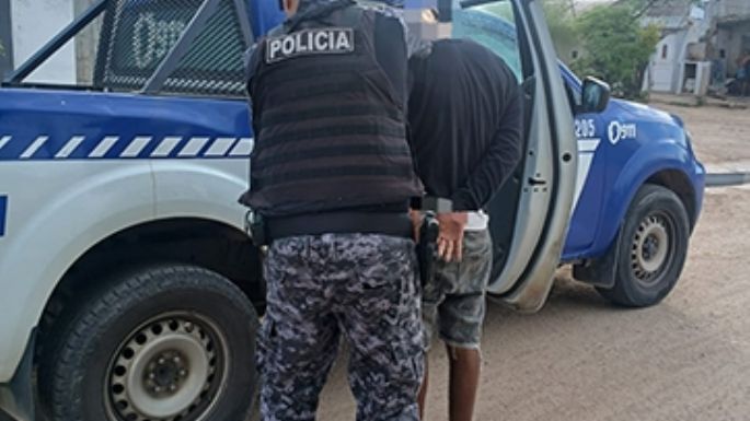 No podía acercarse a su madre y lo detuvieron