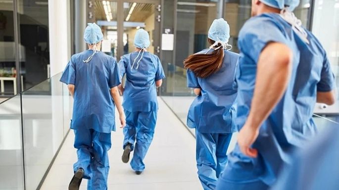 El 84% de los médicos de guardia debió aumentar las horas de trabajo para llegar a fin de mes