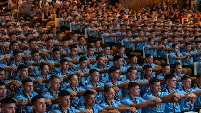 Quinteros tomó juramento a 218 nuevos oficiales de policía