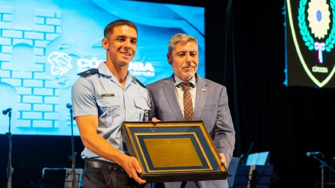 Quinteros tomó juramento a 218 nuevos oficiales de policía