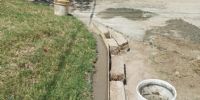 as fotografías que envía la lectora muestran las dos situaciones. El cordón roto durante la obra y luego reparado por la misma empresa encargada de los trabajos