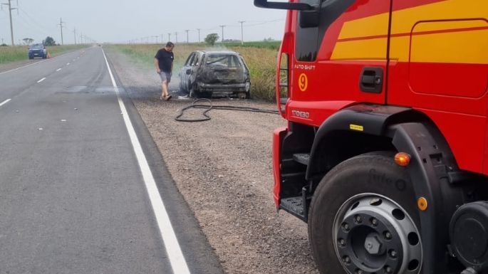 Dos motociclistas heridos y un auto incendiado en Ruta 2