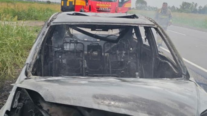 Dos motociclistas heridos y un auto incendiado en Ruta 2