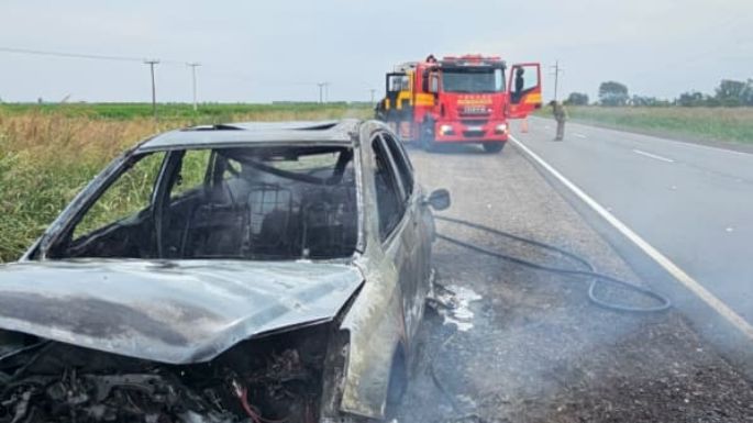 Dos motociclistas heridos y un auto incendiado en Ruta 2