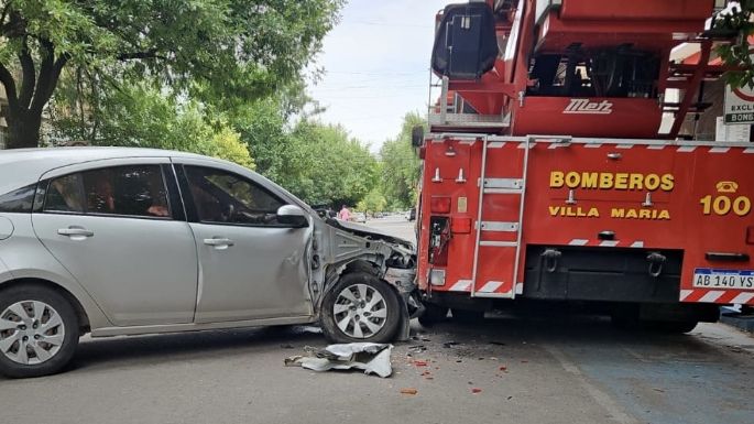Chocó a la autobomba de Bomberos estacionada
