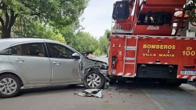 Un auto chocó una autobomba estacionado frente al cuartel local de Bomberos