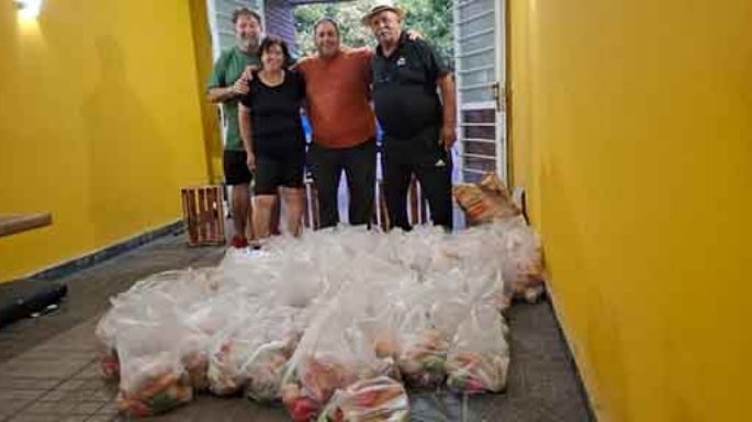 Arman bolsones de alimentos y entregan a quienes necesitan