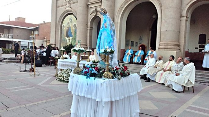 Varios fieles por la Inmaculada