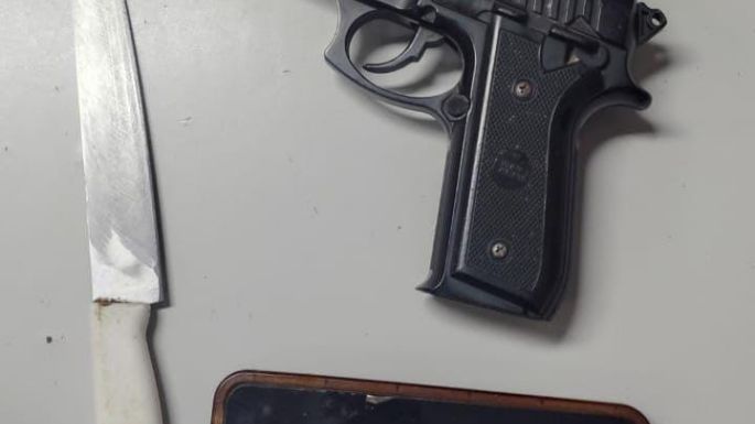 Rifles, réplica de arma de fuego y cuchilla, entre las prendas de detenidos en la calle