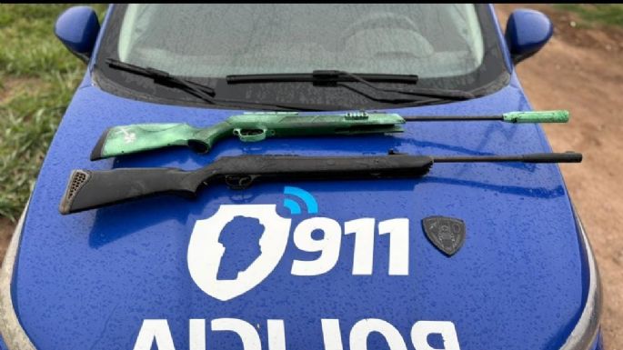 Rifles, réplica de arma de fuego y cuchilla, entre las prendas de detenidos en la calle