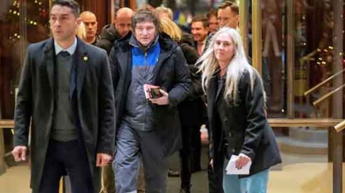 Con el mameluco de YPF, Milei llegó a Noruega por el Nobel