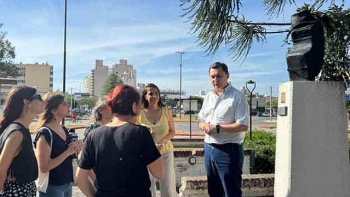 Restauran la escultura de  Carlos Gardel en la plazoleta