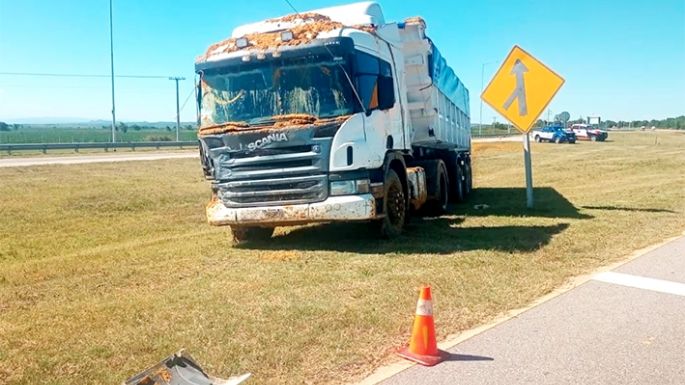 Heridos graves y con quemaduras al chocar un camión y una pick-up
