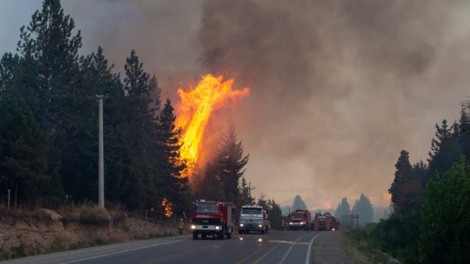 El fuego arrasó más de 2.000 hectáreas y ya evacuaron a 800 turistas