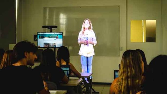 Hologramas de profes llegan a Villa María