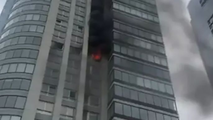 Ardieron ocho pisos