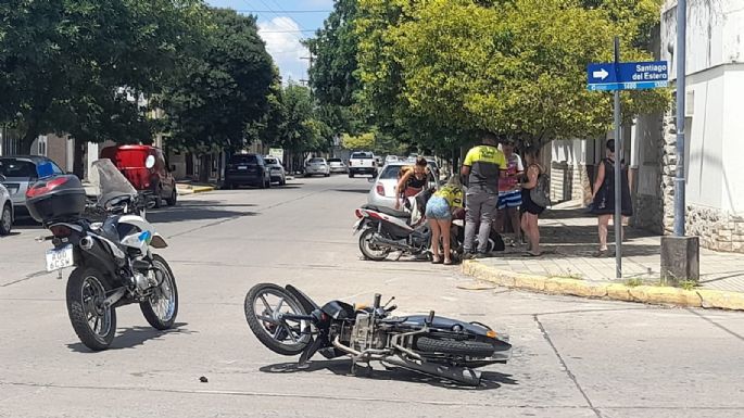 Accidente entre dos motos en la esquina de Carlos Pellegrini y Santiago del Estero