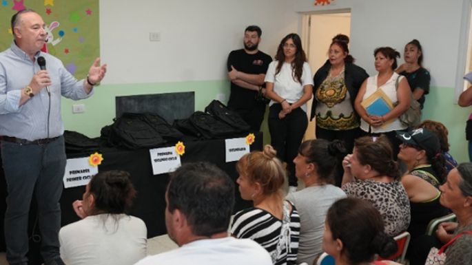 Entregaron 2.000 kits para alumnos